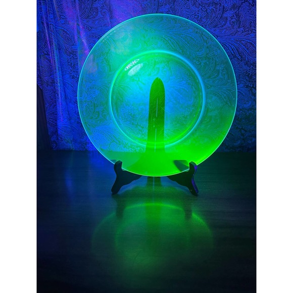 Vintage 9 1/2” uranium glass plate - Picture 3 of 10